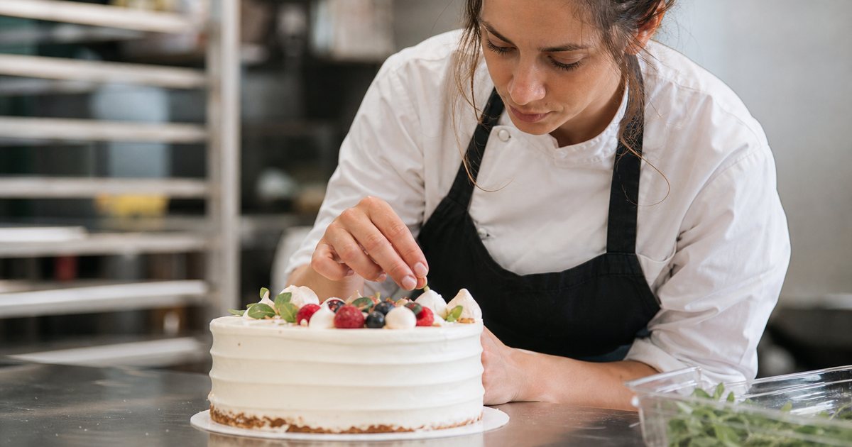 How can a cake artist make sure allergen information is never missed on a custom order form?