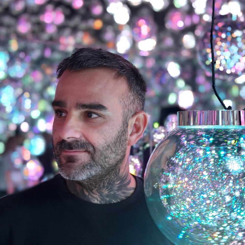 Portrait of Julien Jimenez, founder of CakeIntakr